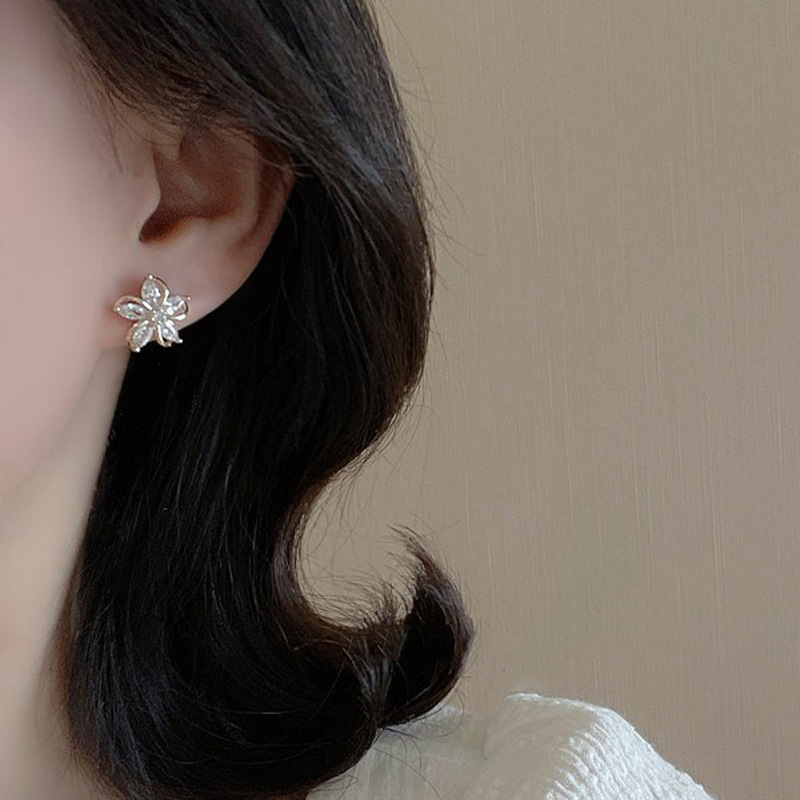 Brincos de flor delicada para  - Helix Cartilage Ring avaliação e preço